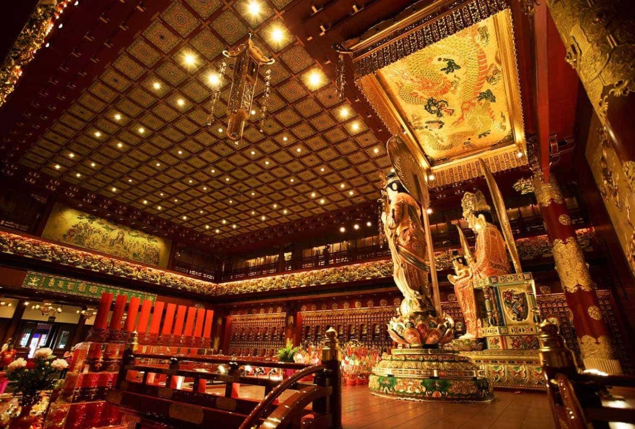 El interior rojo y dorado del templo budista de Chinatown.