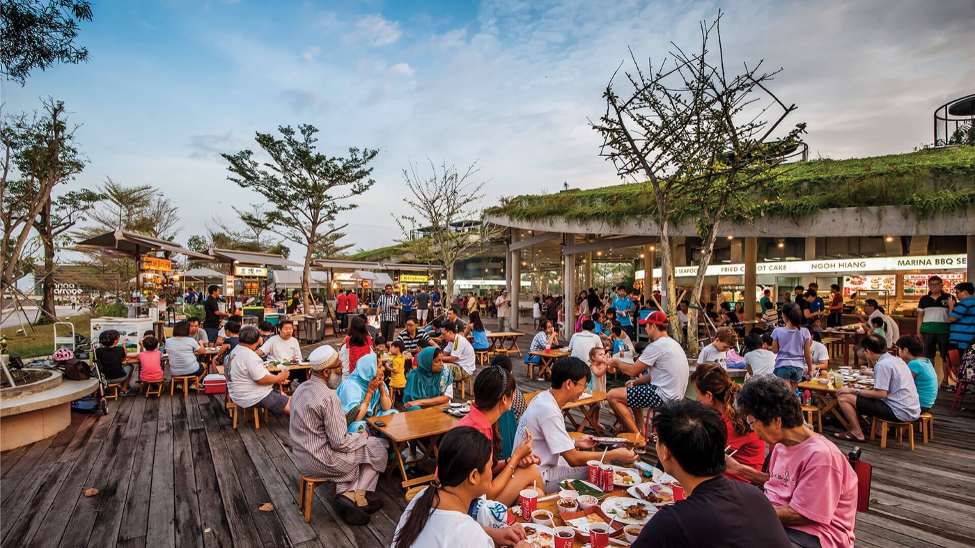 Las mesas y los puestos al aire libre de Satay by the Bay.