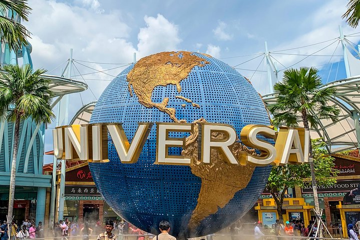 El globo de Universal Studios en la entrada del parque de Singapur.