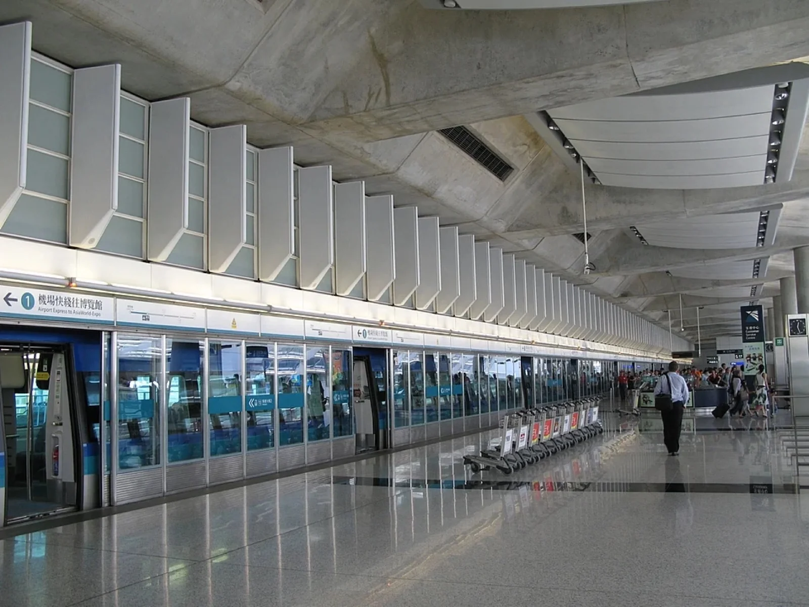 Tren Airport Express en la estación del aeropuerto de Hong Kong