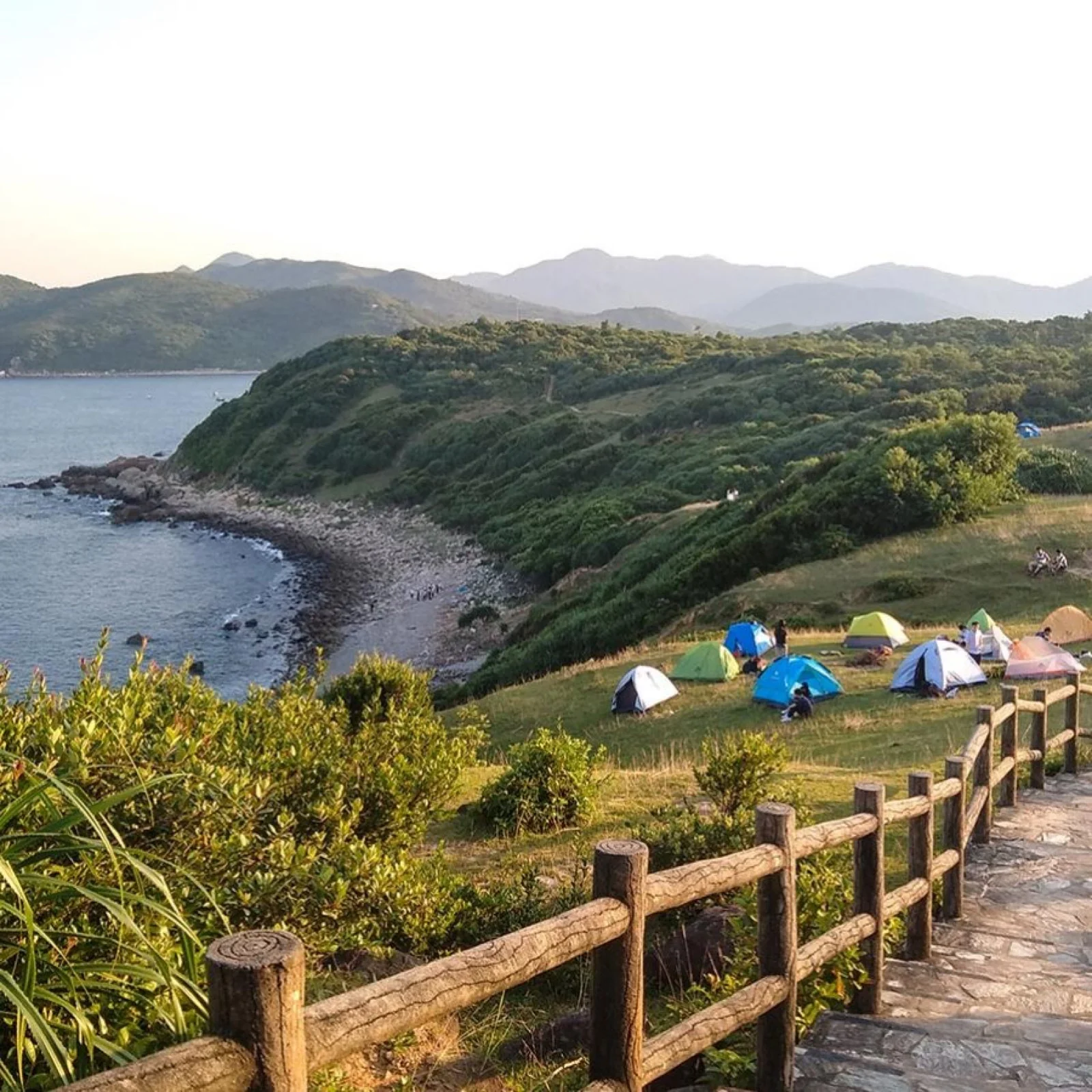 Carpas junto al mar en Tap Mun, una de las islas de Hong Kong