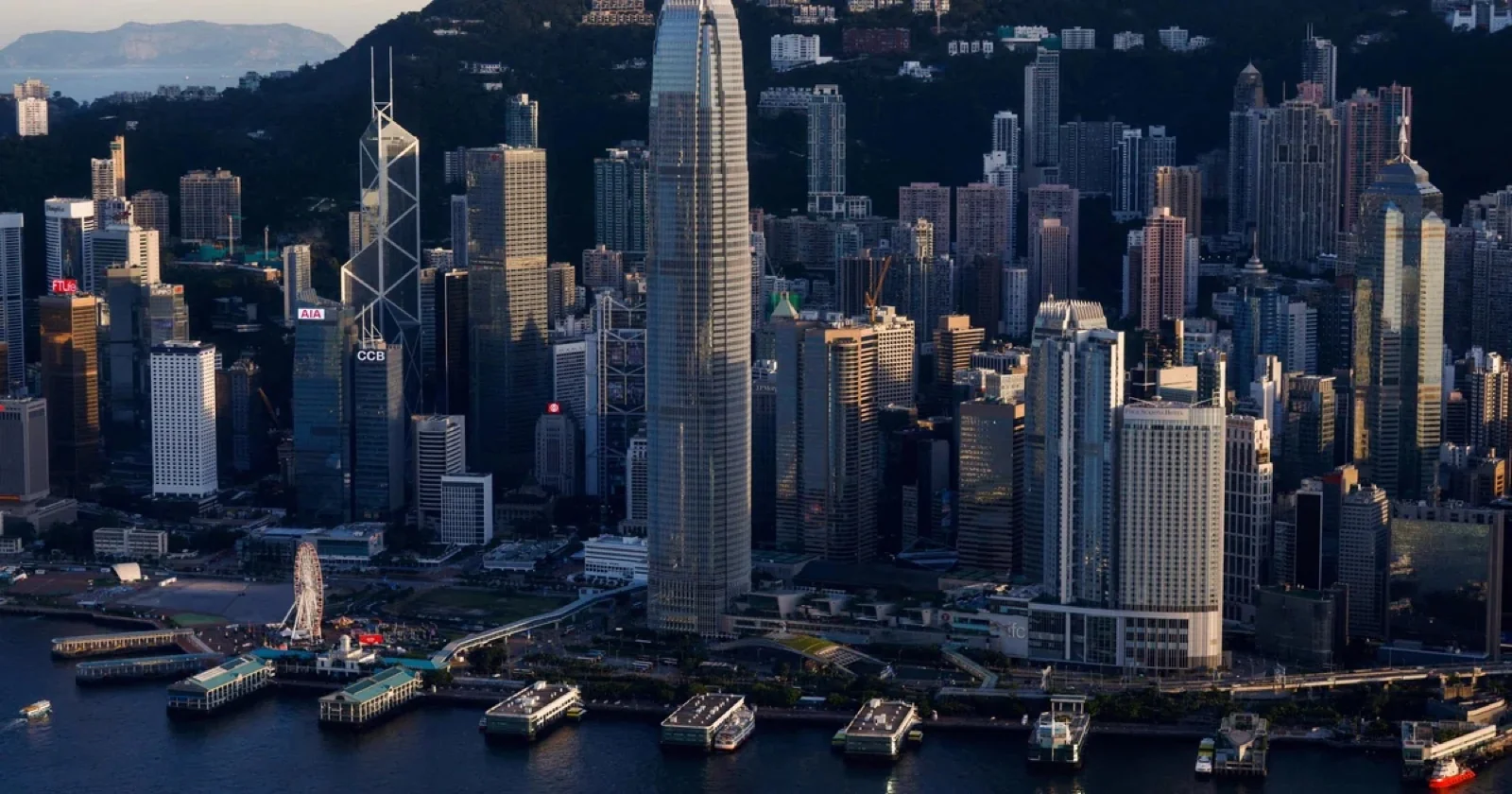 Edificios de Central frente a Victoria Harbour