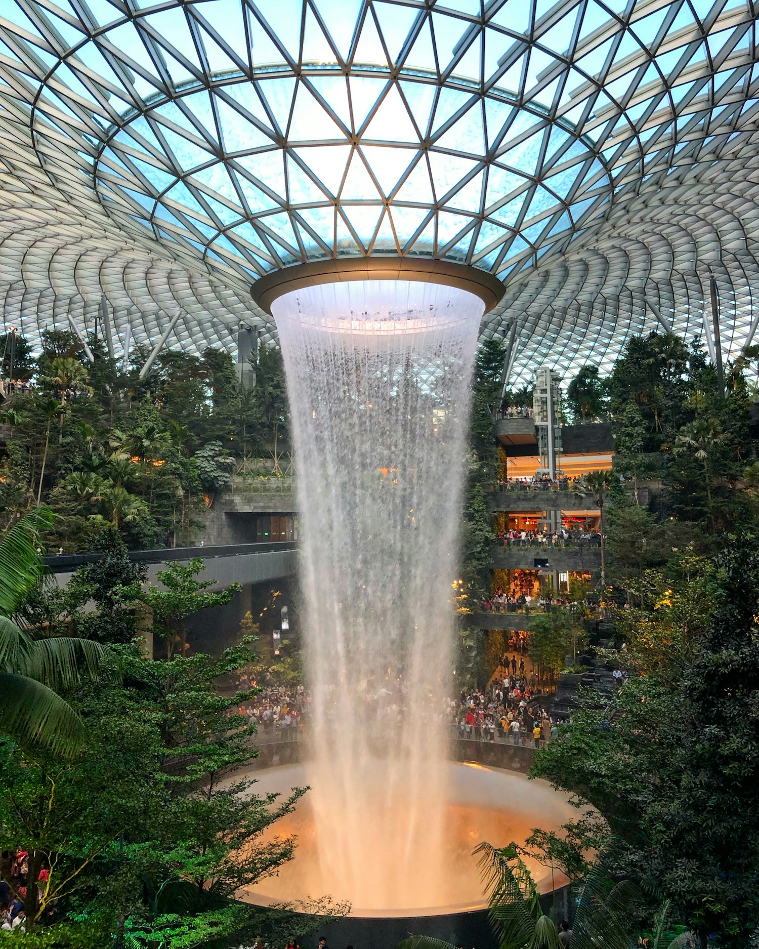 La cascada Rain Vortex rodeada de vegetación dentro de Jewel, en el aeropuerto Changi.