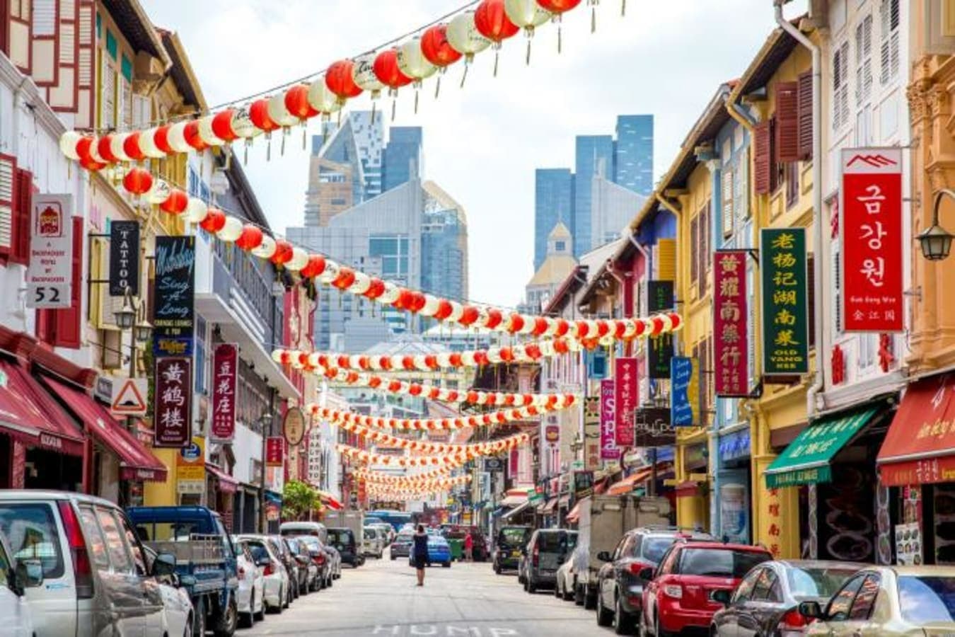 Una calle de Chinatown con faroles rojos, casas tradicionales y restaurantes.