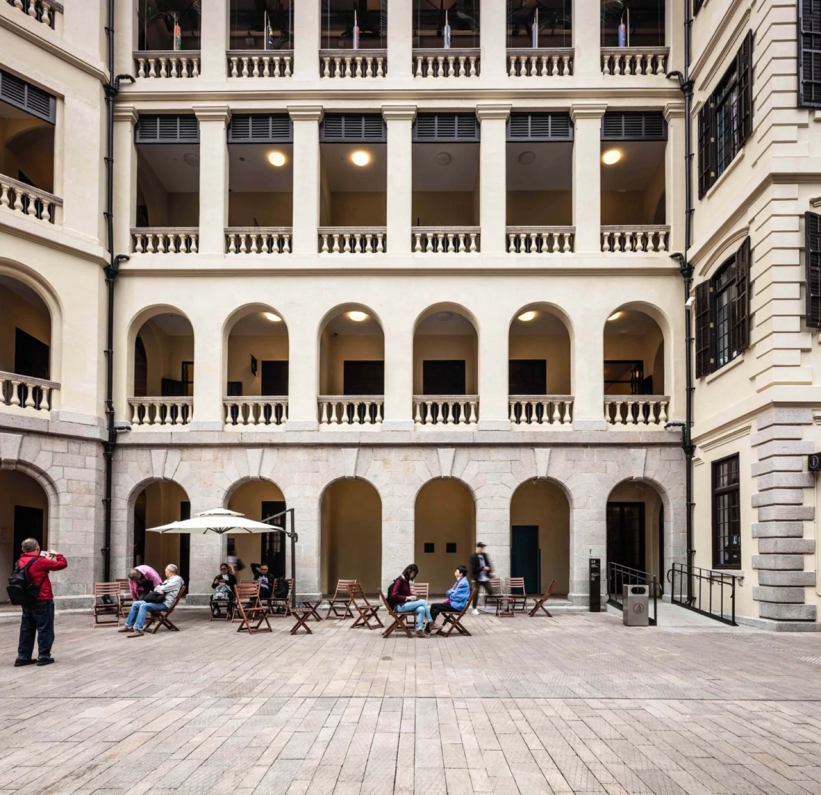 Patio de Tai Kwun, centro de patrimonio y arte en Central