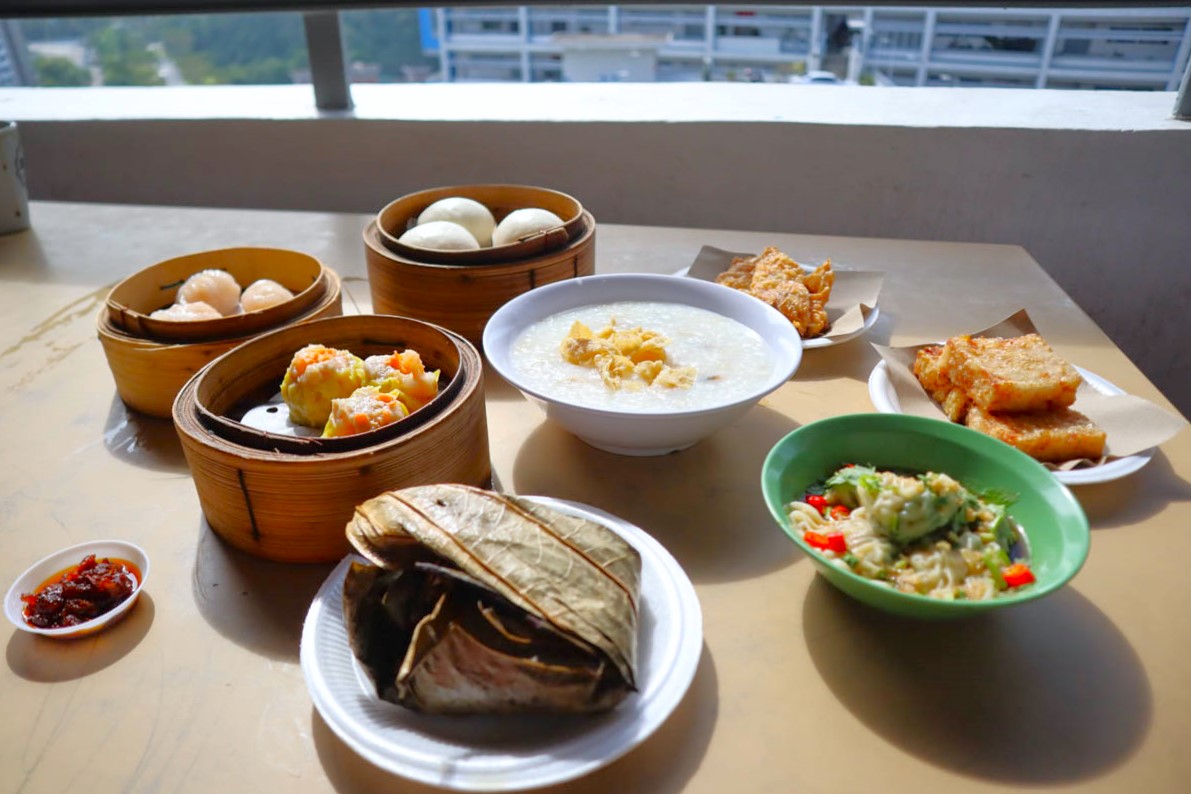 Una mesa con dim sum, cestas de bambú y Siew Mai.