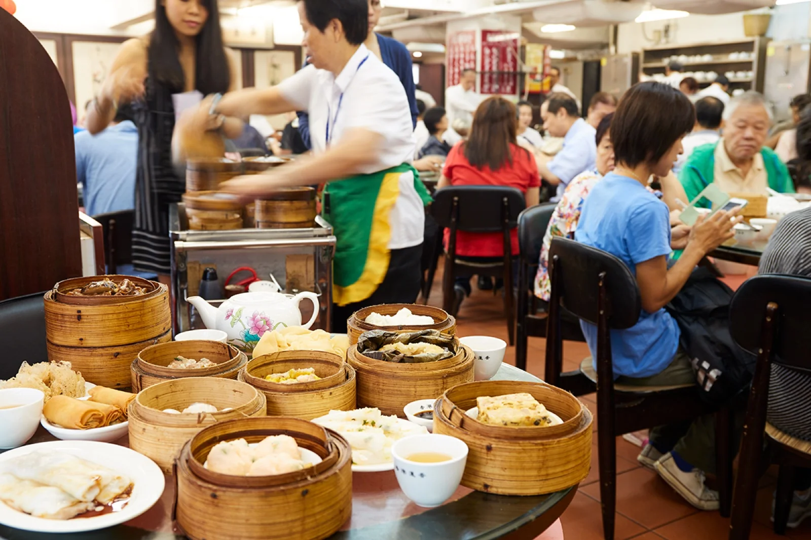 Mesa con canastitos de dim sum en un restaurante de Hong Kong