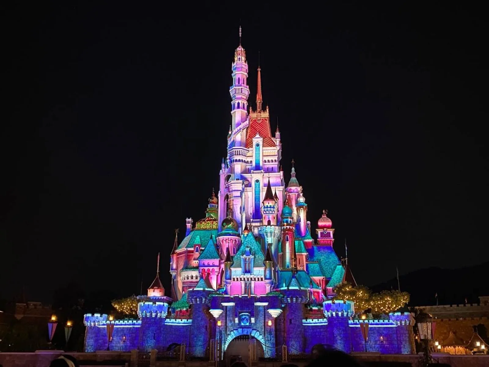 El Castillo de los Sueños Mágicos de Hong Kong Disneyland iluminado de noche