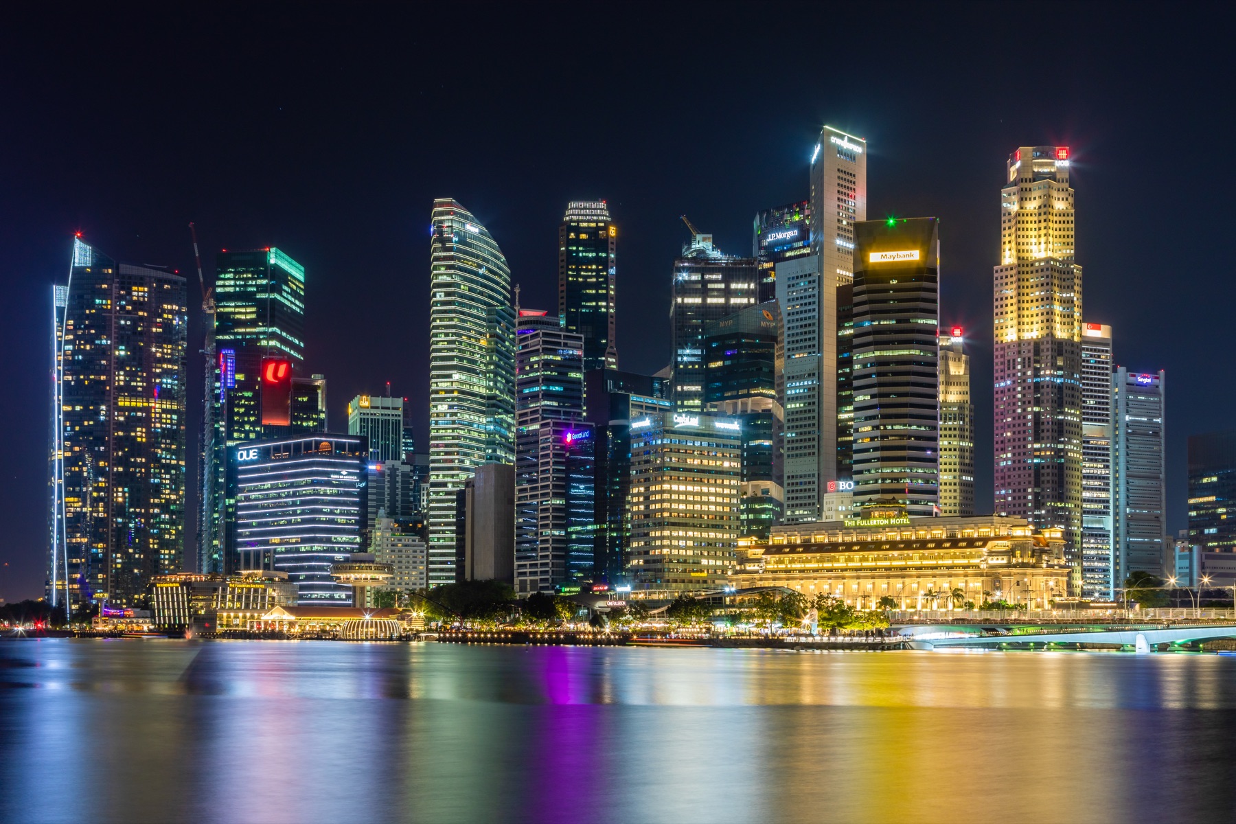 La skyline iluminada de Marina Bay y el downtown de Singapur.