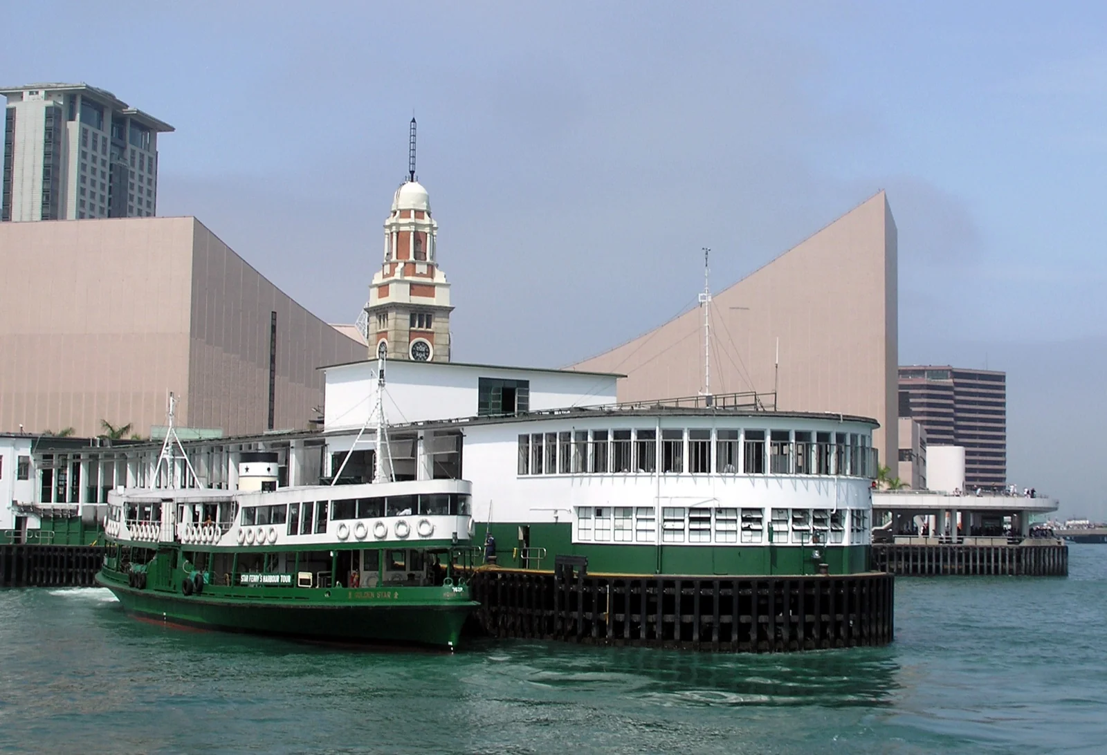 Star Ferry junto a su muelle en Tsim Sha Tsui