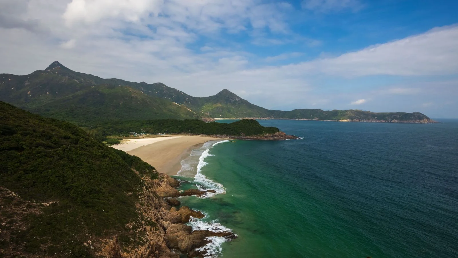 Arena clara y agua turquesa en Ham Tin, Tai Long Wan