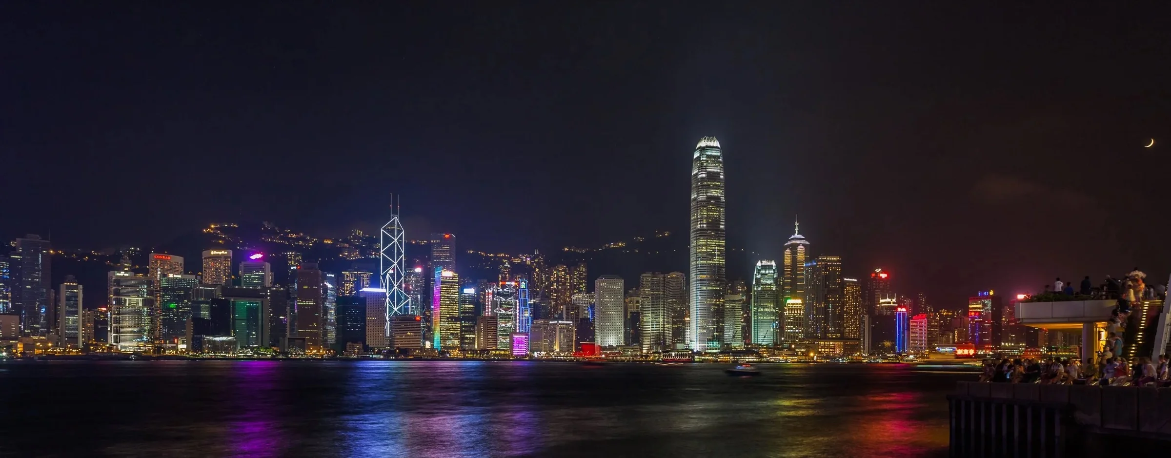 Vista de los edificios de Hong Kong frente al puerto