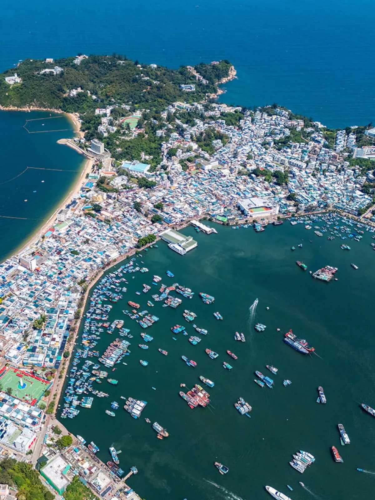Puerto de Cheung Chau lleno de barcos pesqueros