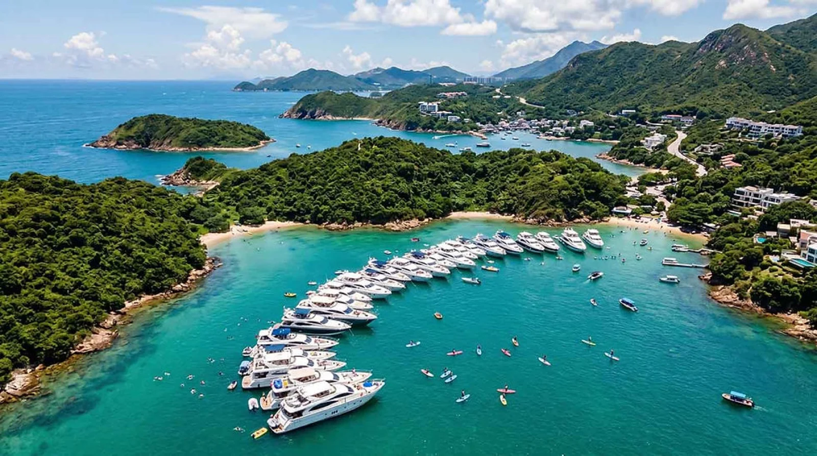 Barcos y gente disfrutando del agua en una bahía de Sai Kung