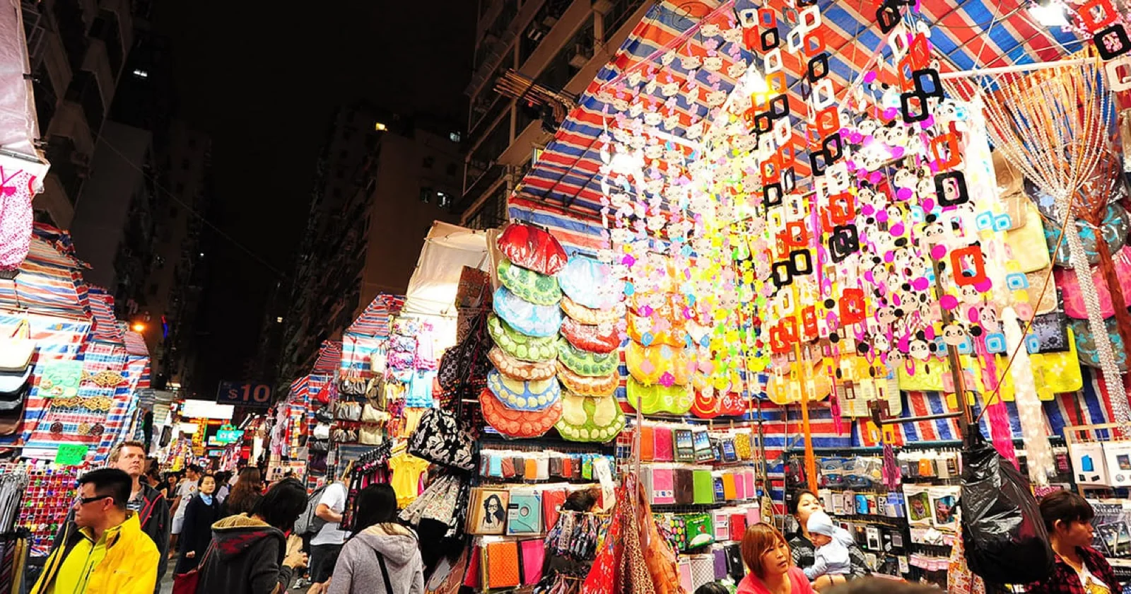 Puestos iluminados y compradores en el Ladies’ Market de Mong Kok