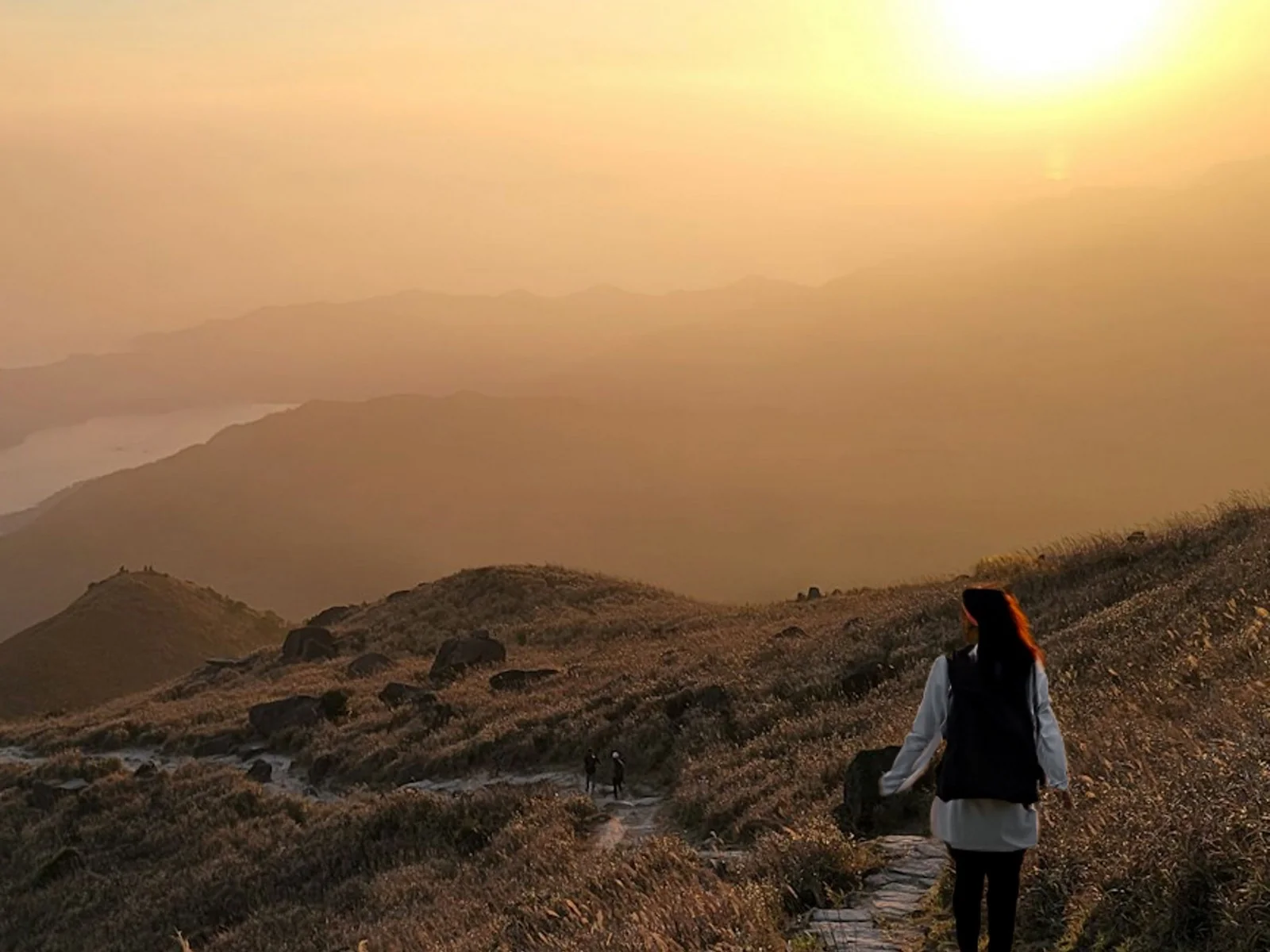 Caminata al amanecer en las laderas de Lantau Peak
