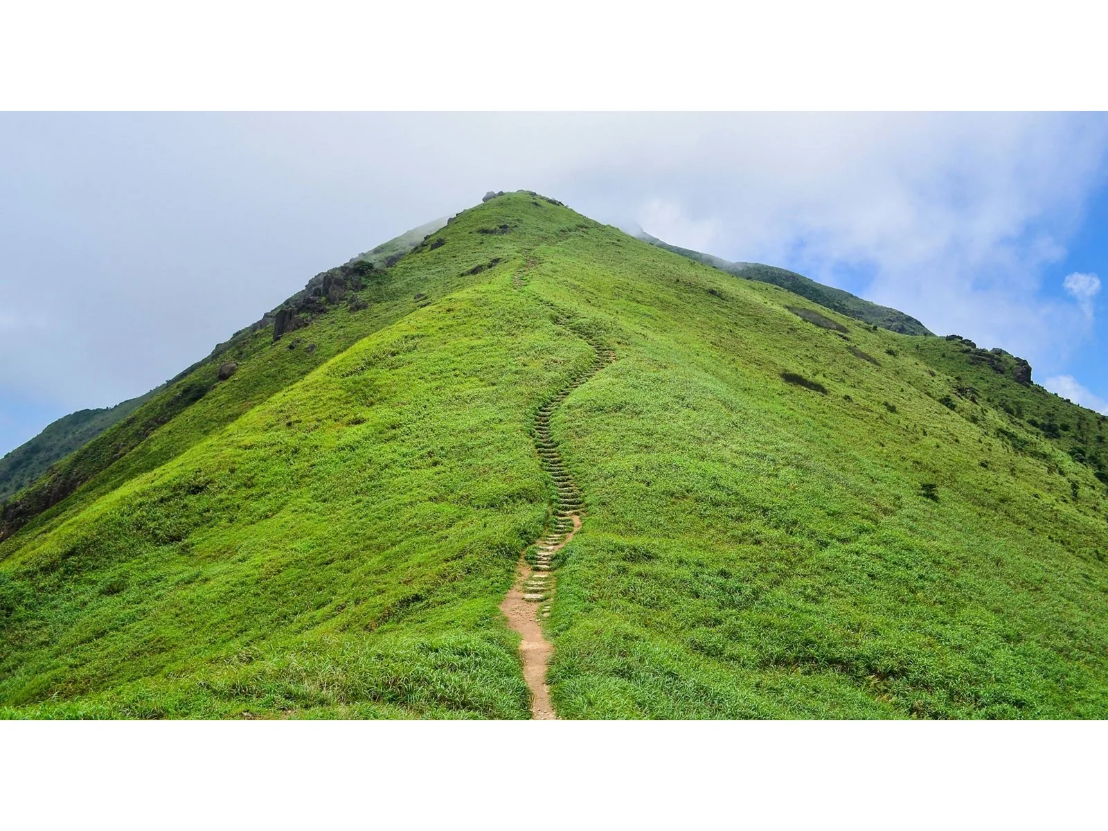 Sendero de Lantau entre cerros verdes