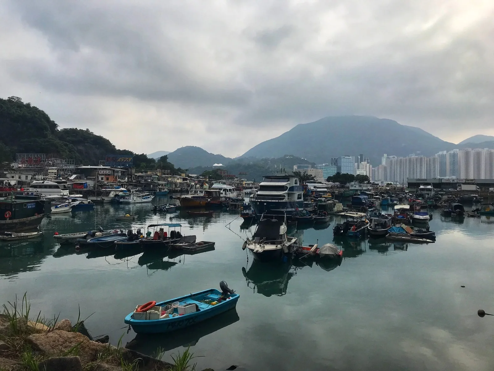 Casas, cerros y barcos en el puerto de Lei Yue Mun