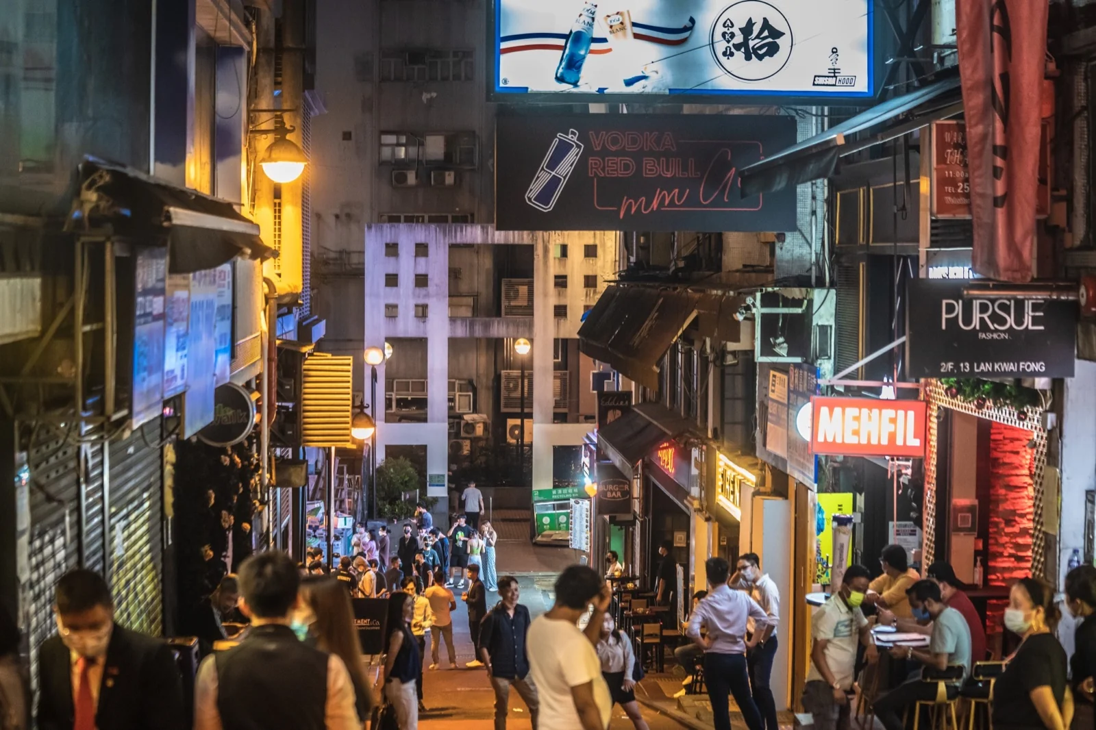 Calles llenas de bares y gente en Lan Kwai Fong por la noche