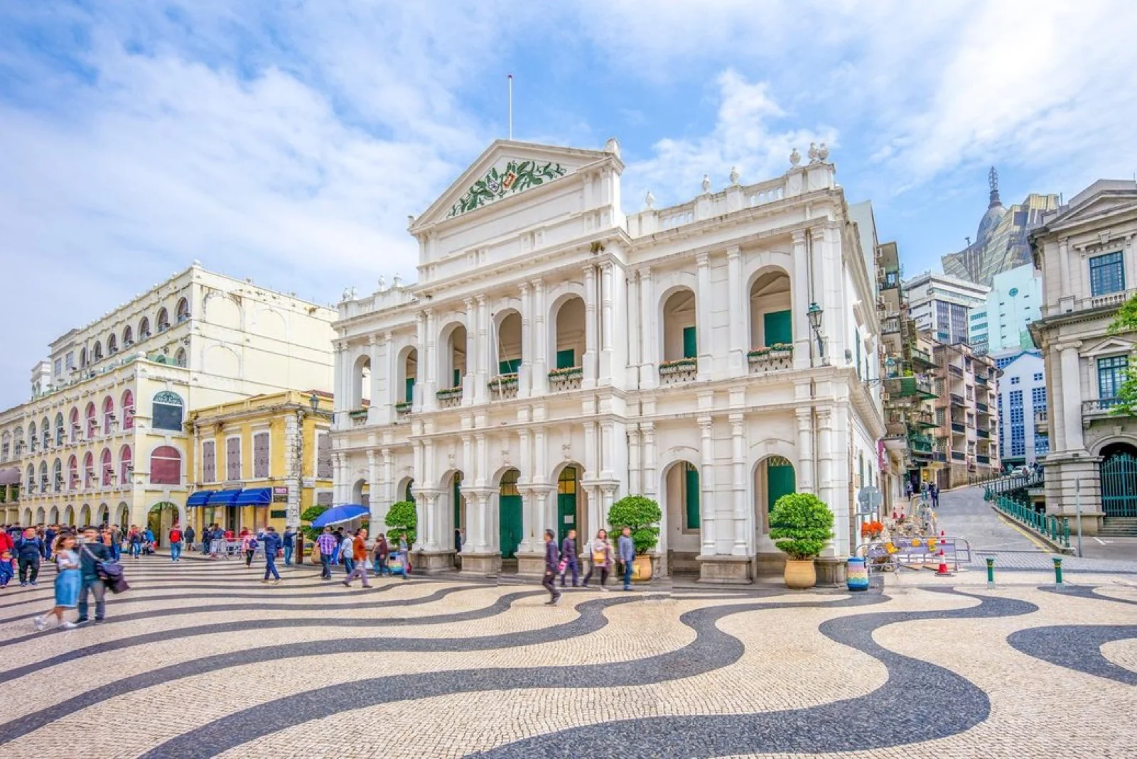 Pavimento portugués y edificios históricos de la plaza del Senado en Macao