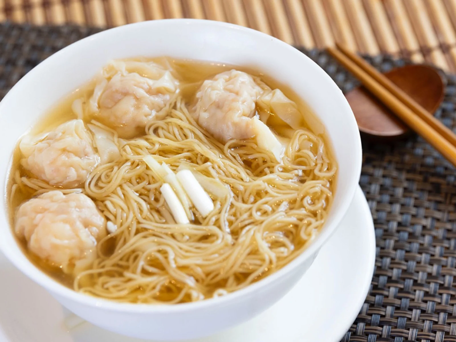 Sopa de noodles con wontons de camarón en Hong Kong