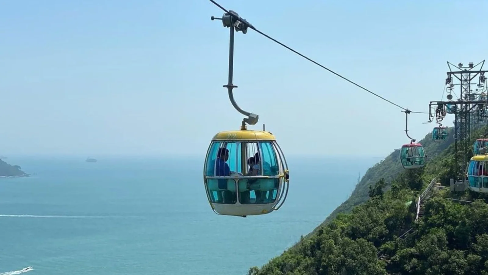 Teleférico de Ocean Park sobre los cerros y el mar