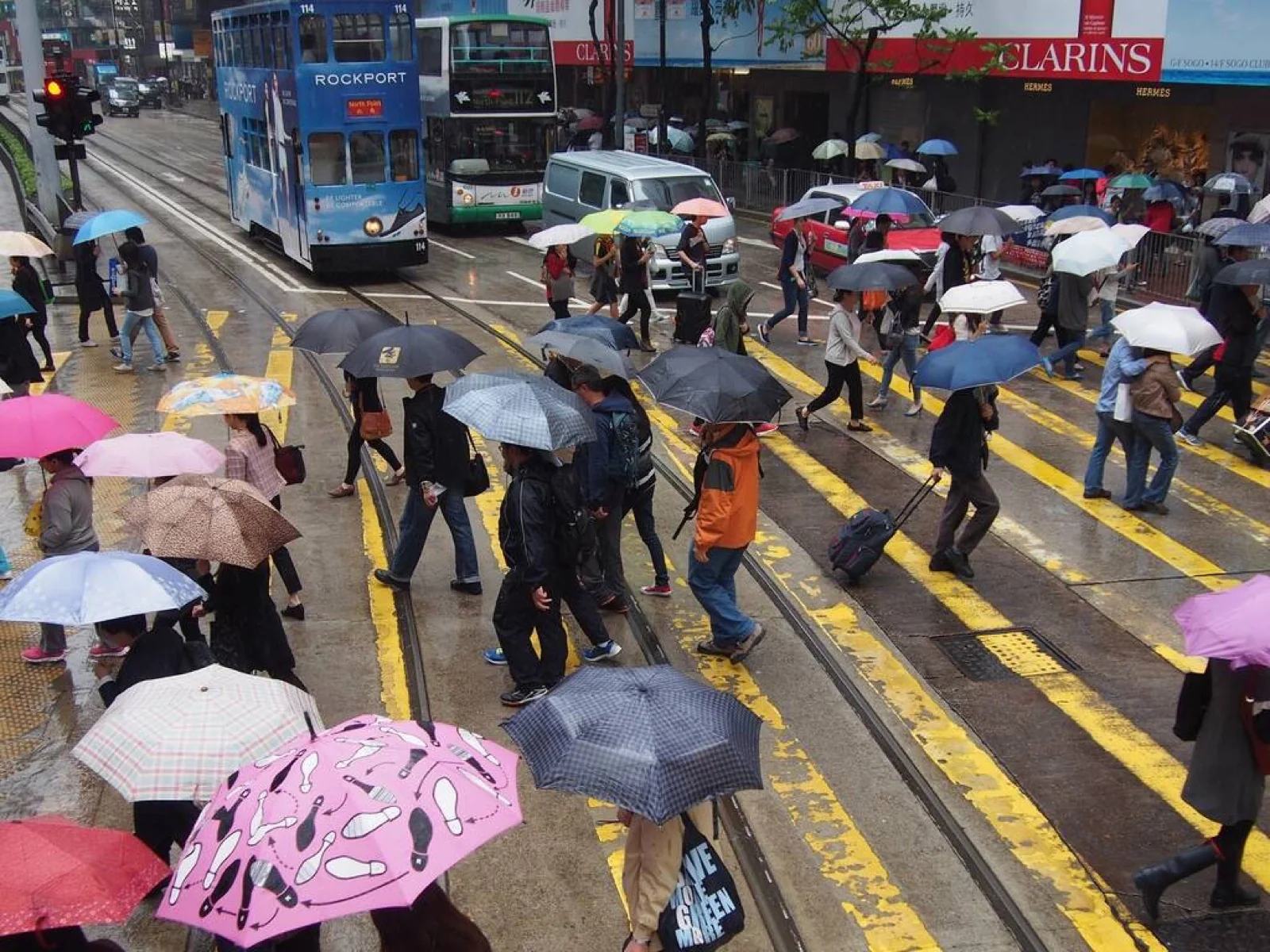 Calle de Hong Kong bajo la lluvia durante una alerta de tifón