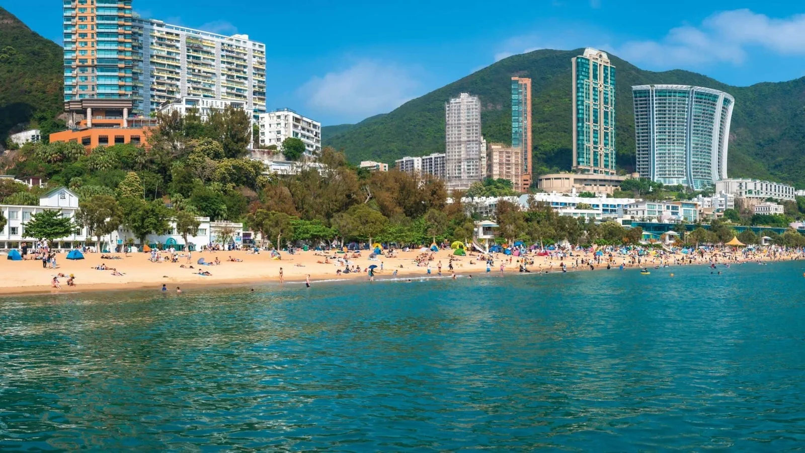 La playa de Repulse Bay y sus edificios frente al mar