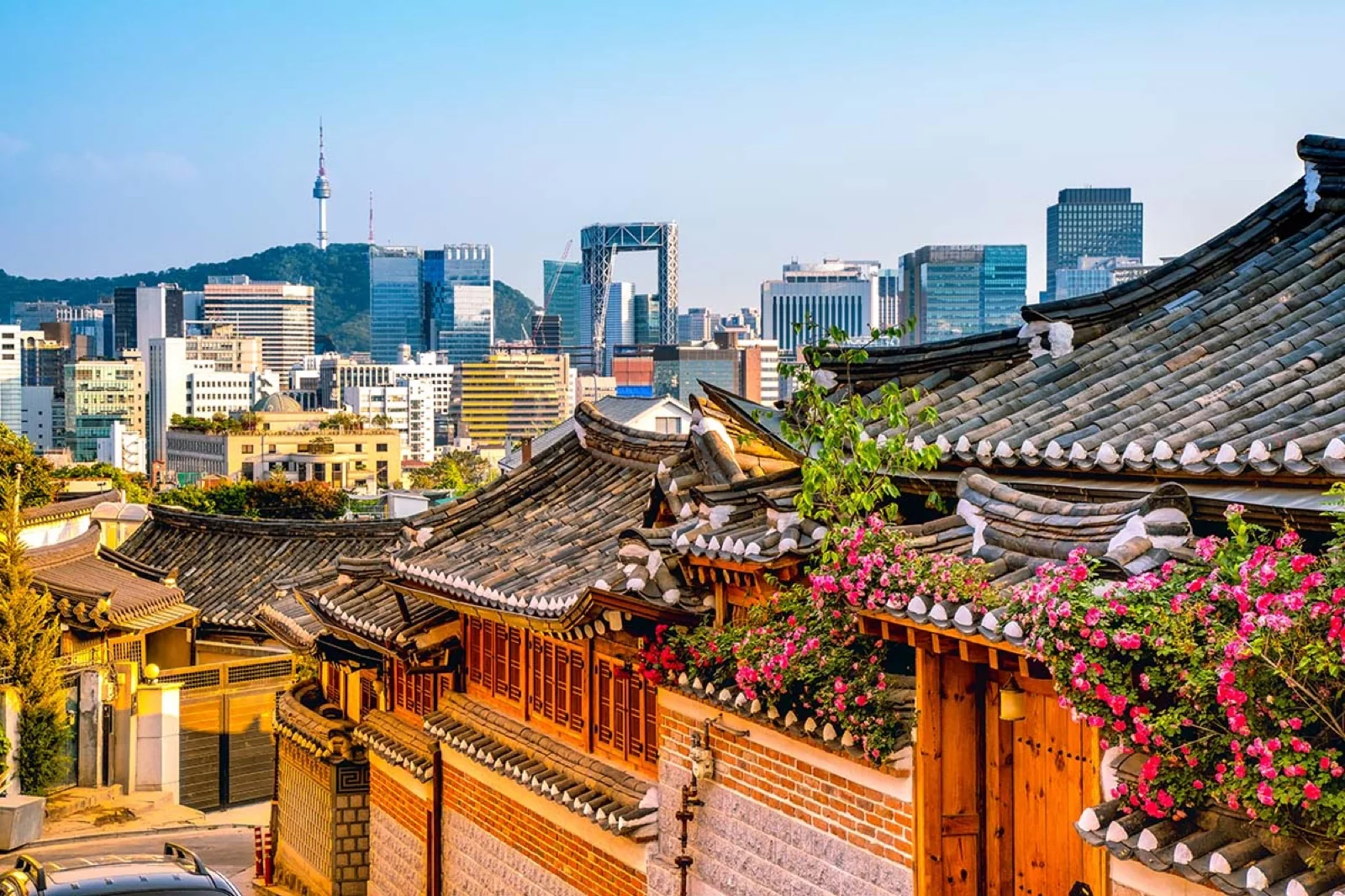 Casas tradicionales de Bukchon frente a la ciudad de Seúl