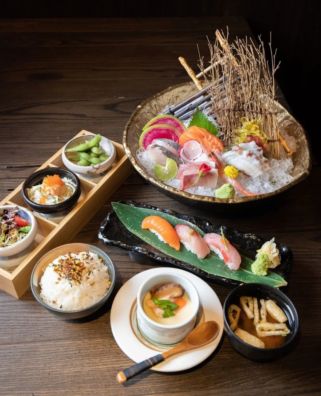 Sushi y sashimi servidos en Hong Kong