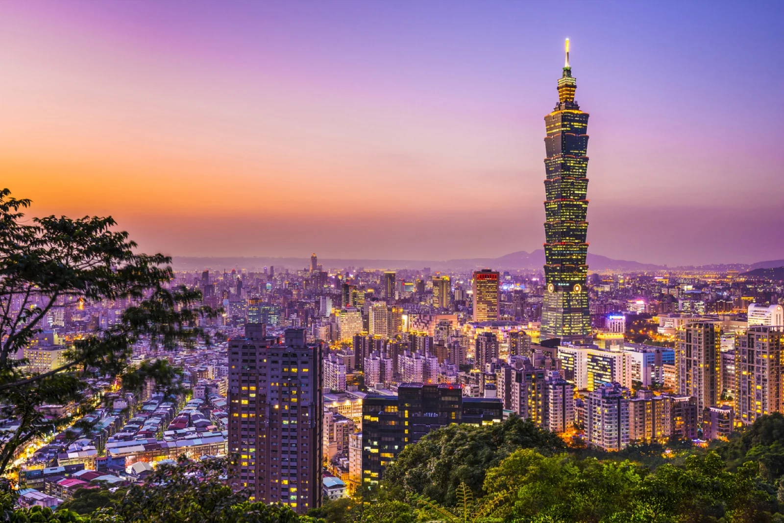 Taipei 101 y las luces de la ciudad al atardecer