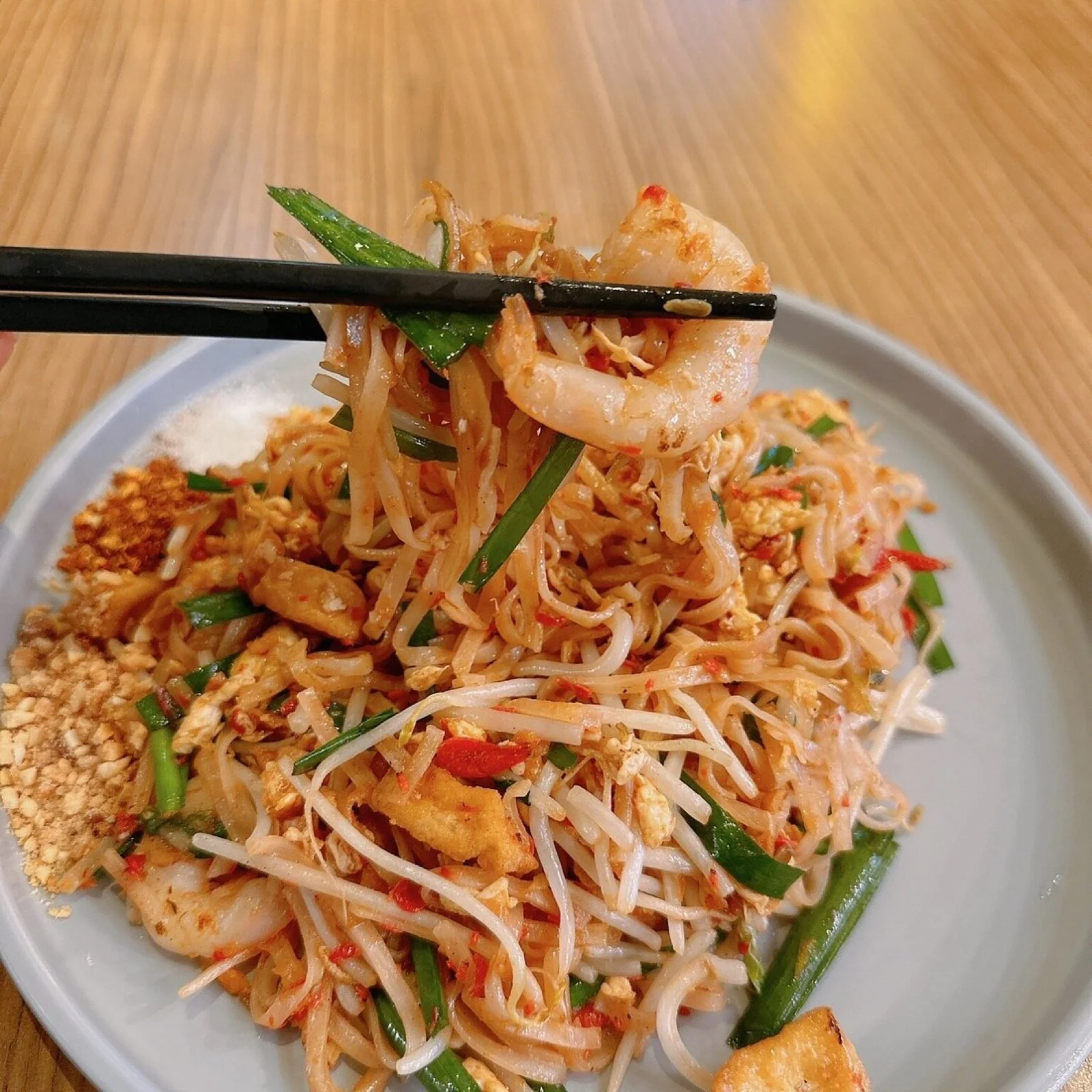 Pad thai con camarones servido en Hong Kong