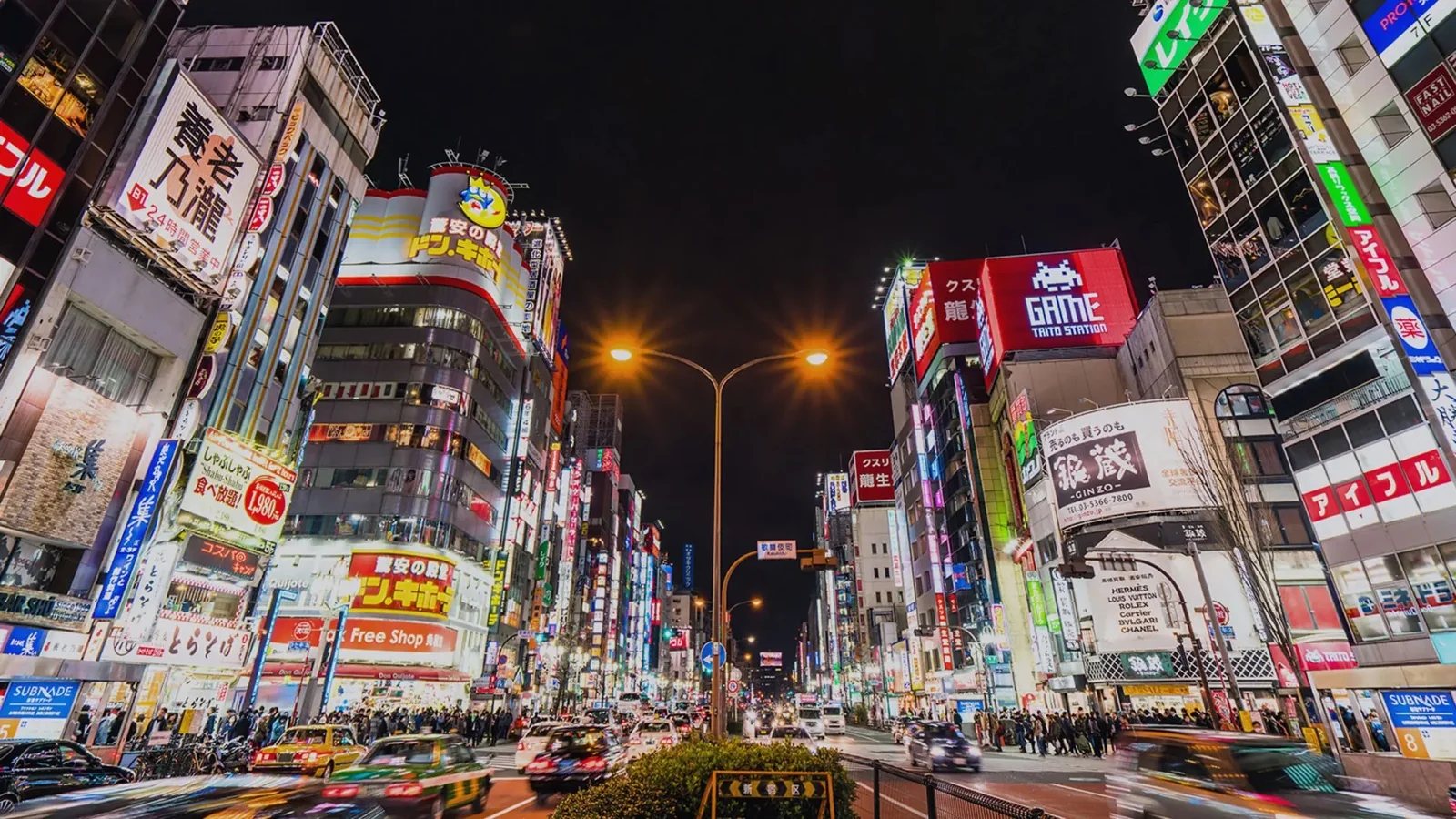 Luces y comercios en las calles de Shinjuku, Tokio