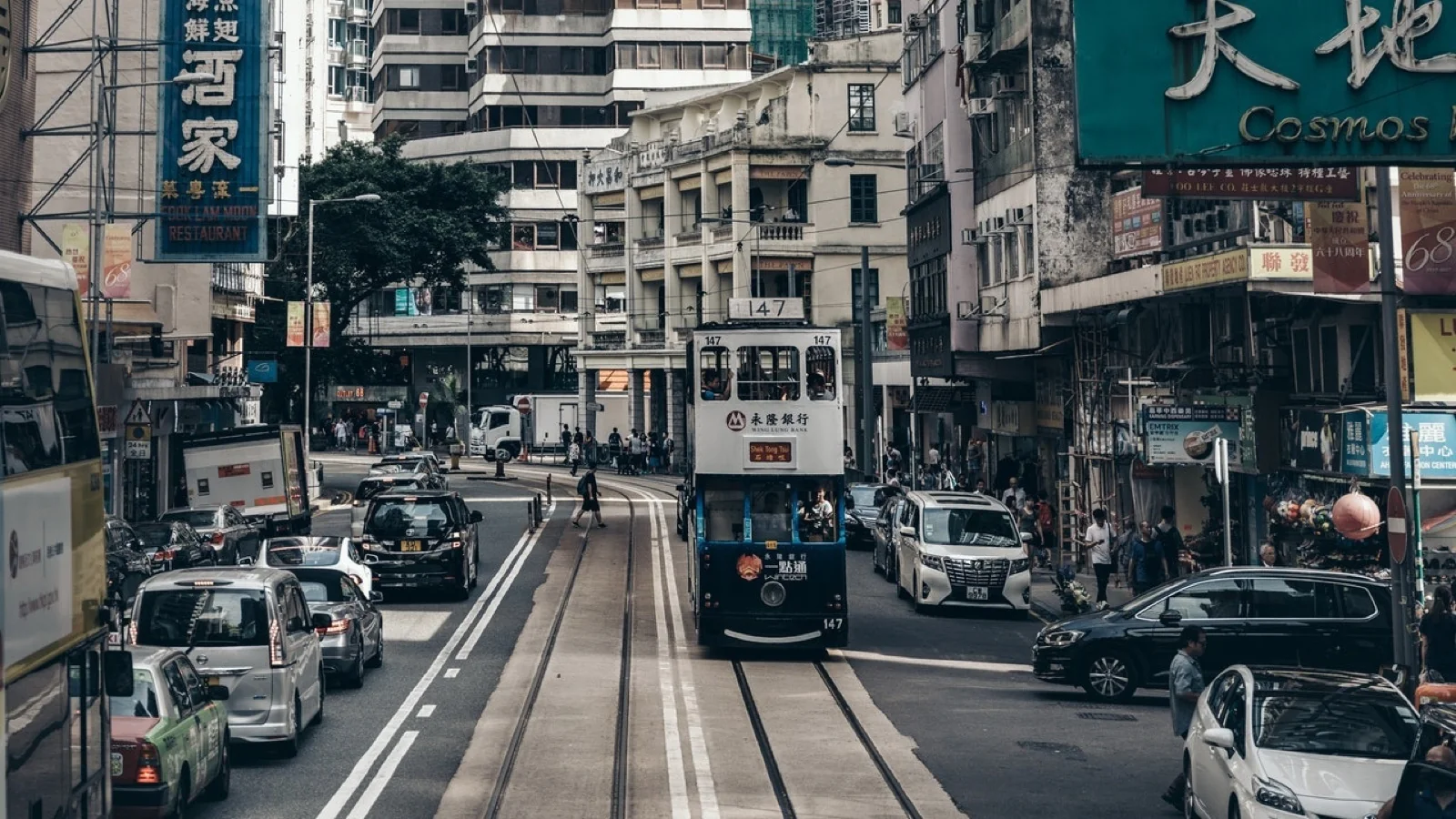 Tranvía de dos pisos entre las calles de Hong Kong