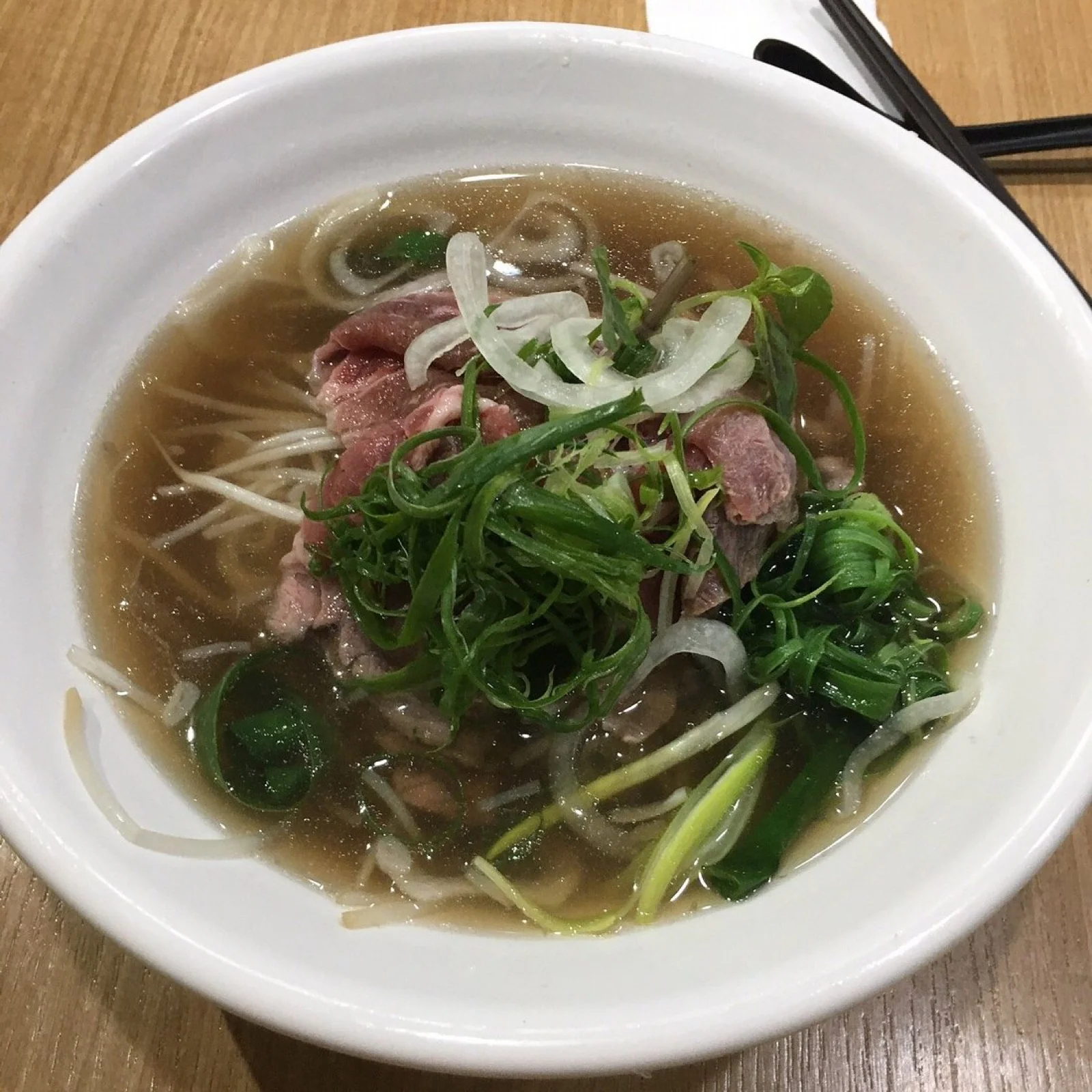 Bowl de pho vietnamita con carne y hierbas en Hong Kong