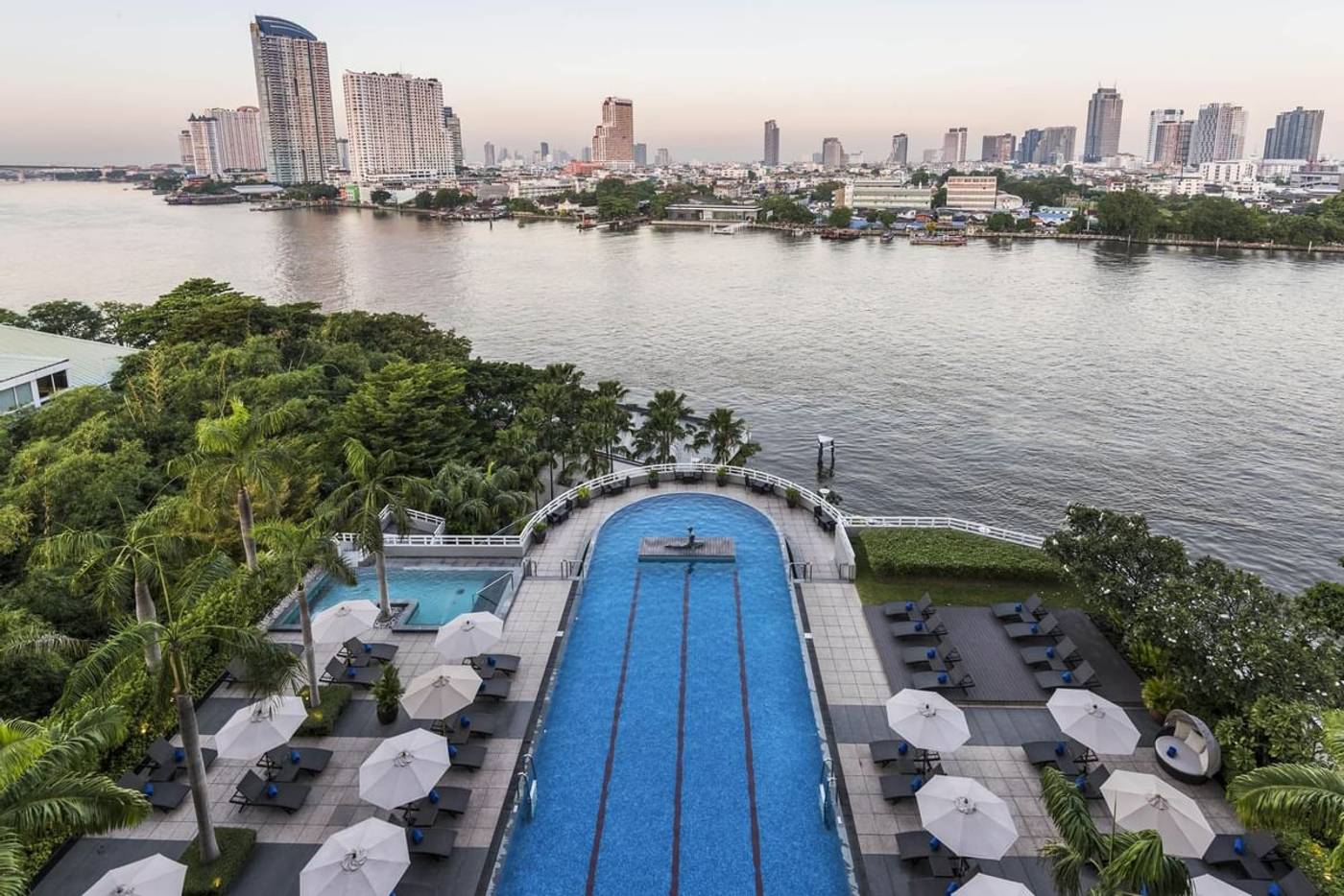 Piscina junto al río Chao Phraya, frente a los edificios de Bangkok.