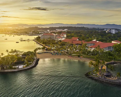 Atardecer sobre el mar y los resorts de Kota Kinabalu, en la isla de Borneo.