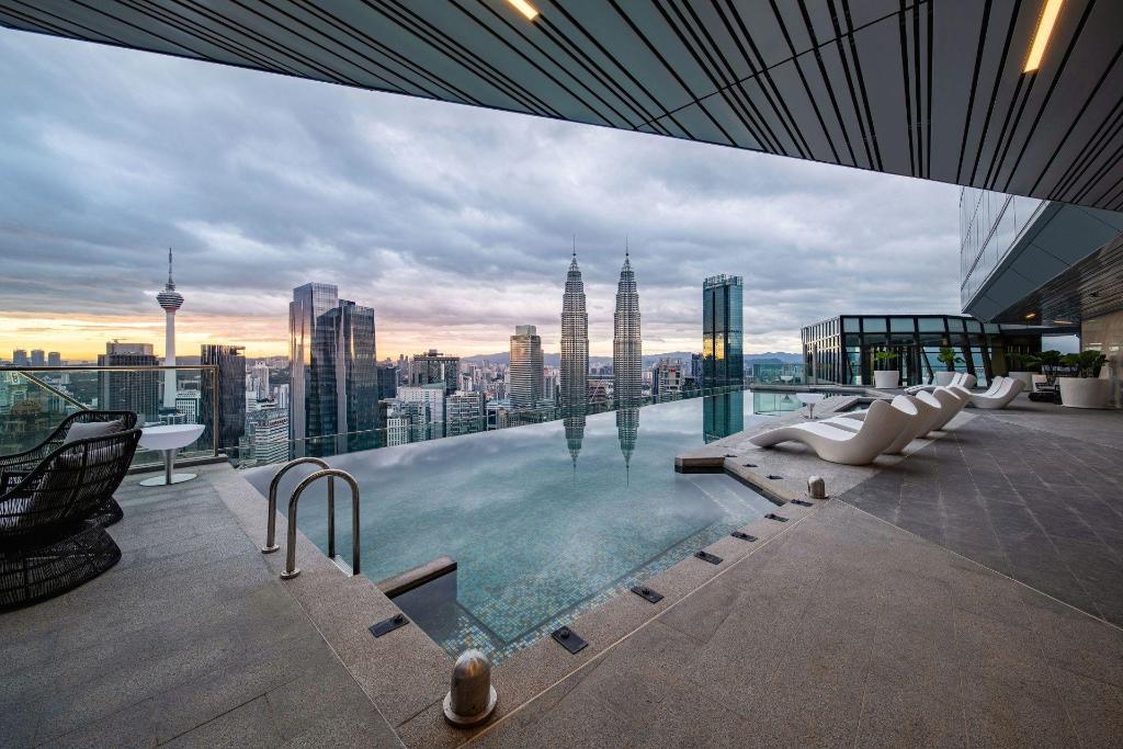 Piscina en la azotea de un hotel de Kuala Lumpur, con las Torres Petronas al fondo.